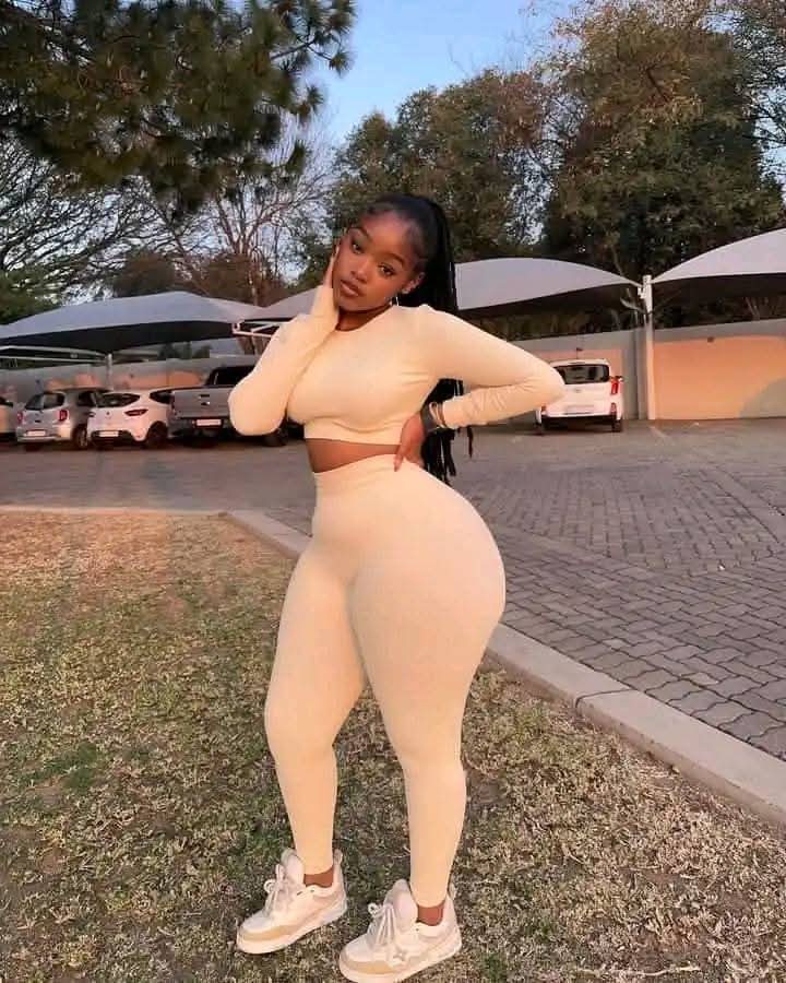 This Rich Sugar Mummy In Dubai Is Ready To Give You Her Phone Number – Reach Out To Her Now