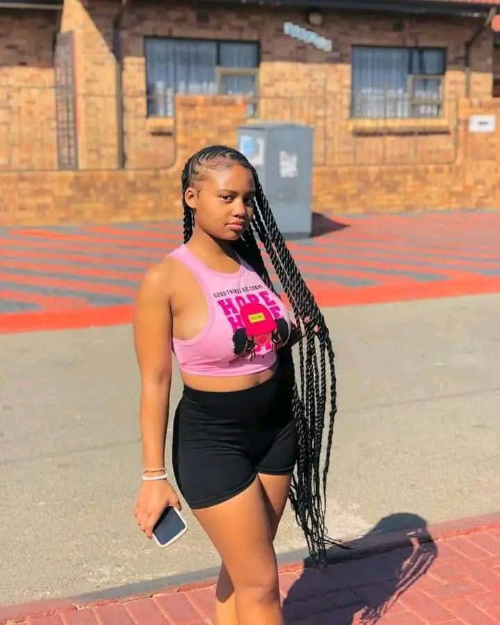 Rich Sugar Mom Alessia Wants To Hangout With You - Accept Her